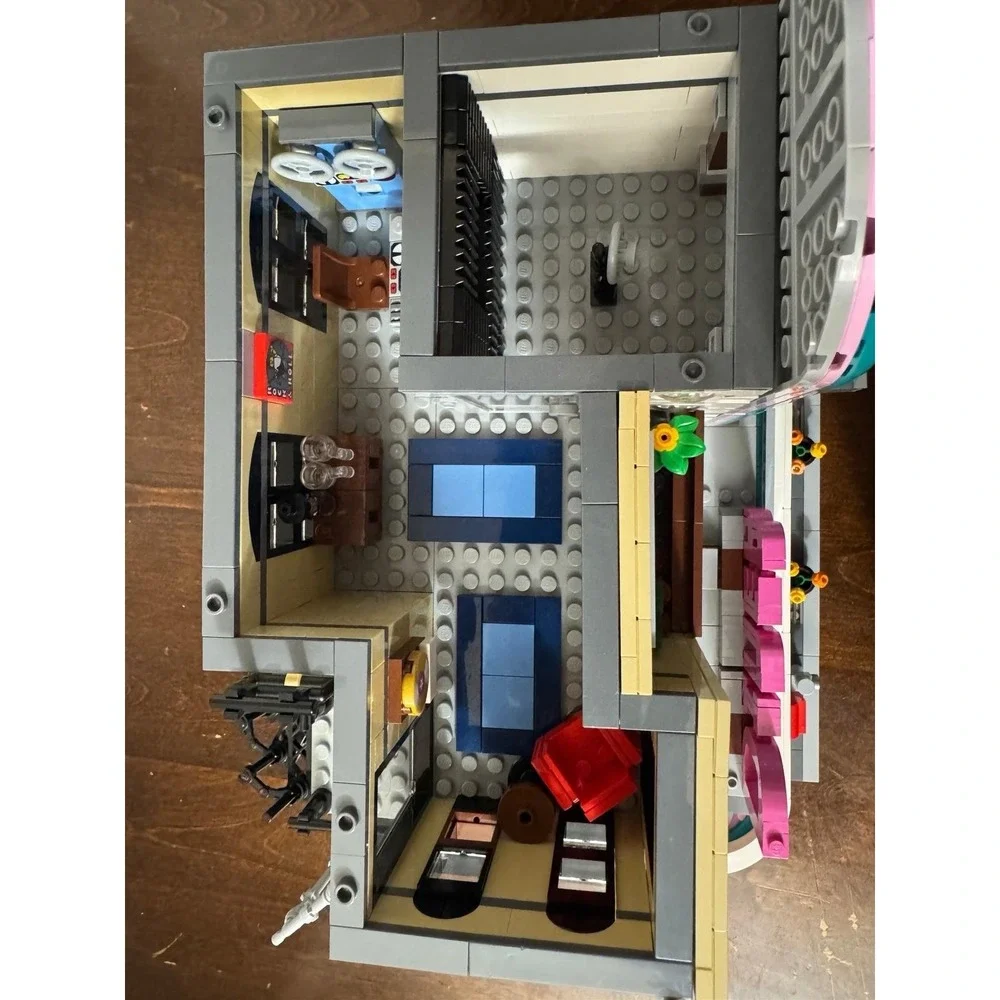 LEGO 10260 Creator Expert Downtown Diner 99% Complete with All Minifigures & Box